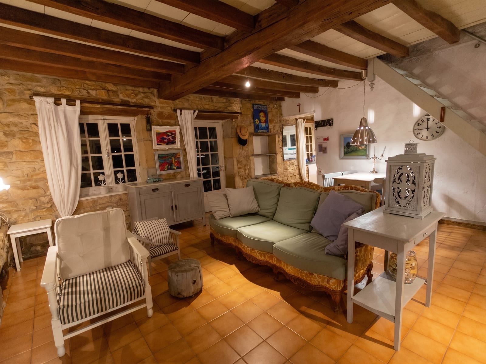 Séjour en pierre désencombré : objets personnels retirés, mobilier et structure conservés