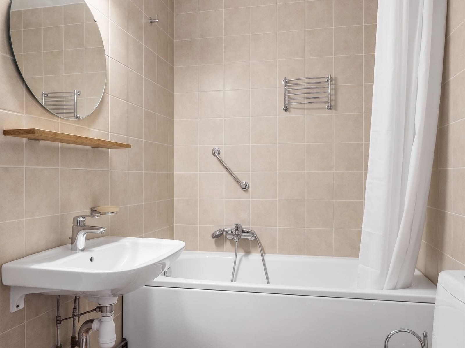 Salle de bain des années 70 rénovée : faïence et robinetterie renouvelées, implantation conservée